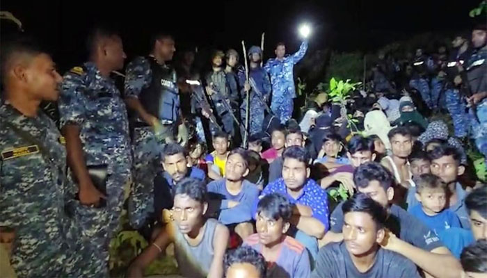 টেকনাফে গহীন পাহাড় থেকে নারী-শিশুসহ ৬৬ জন উদ্ধার টেকনাফে গহীন পাহাড় থেকে নারী-শিশুসহ ৬৬ জন উদ্ধার