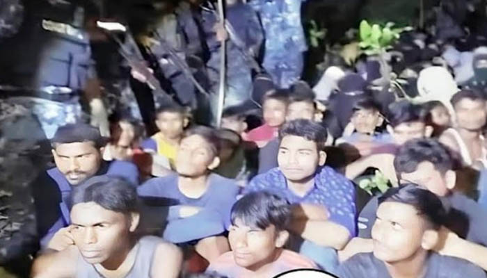 টেকনাফের পাহাড় থেকে নারী-শিশুসহ ৬৬ জন উদ্ধার টেকনাফের পাহাড় থেকে নারী-শিশুসহ ৬৬ জন উদ্ধার