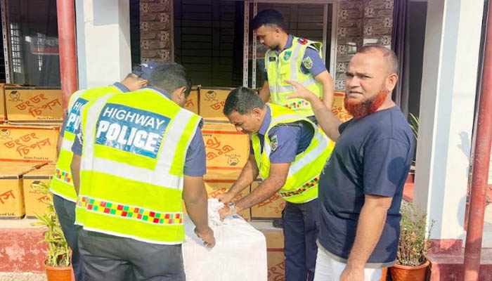 হবিগঞ্জে ভারতীয় পণ্যবাহী কাভার্ডভ্যান জব্দ, যুবক গ্রেপ্তার হবিগঞ্জে ভারতীয় পণ্যবাহী কাভার্ডভ্যান জব্দ, যুবক গ্রেপ্তার