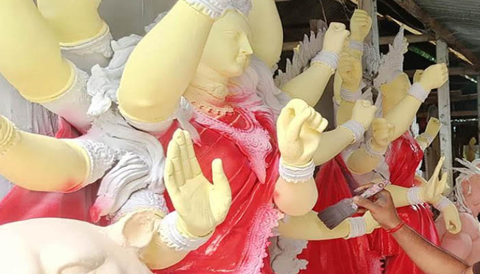 সিরাজগঞ্জে শারদীয় দুর্গাপূজা উপলক্ষ্যে প্রতিমা তৈরির ধুম