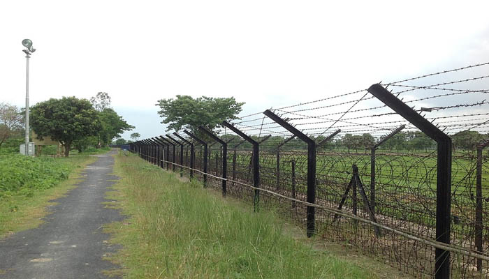 চুয়াডাঙ্গা সীমান্তে ভারতে অনুপ্রবেশকারী ৪ বাংলাদেশিকে হস্তান্তর চুয়াডাঙ্গা সীমান্তে ভারতে অনুপ্রবেশকারী ৪ বাংলাদেশিকে হস্তান্তর