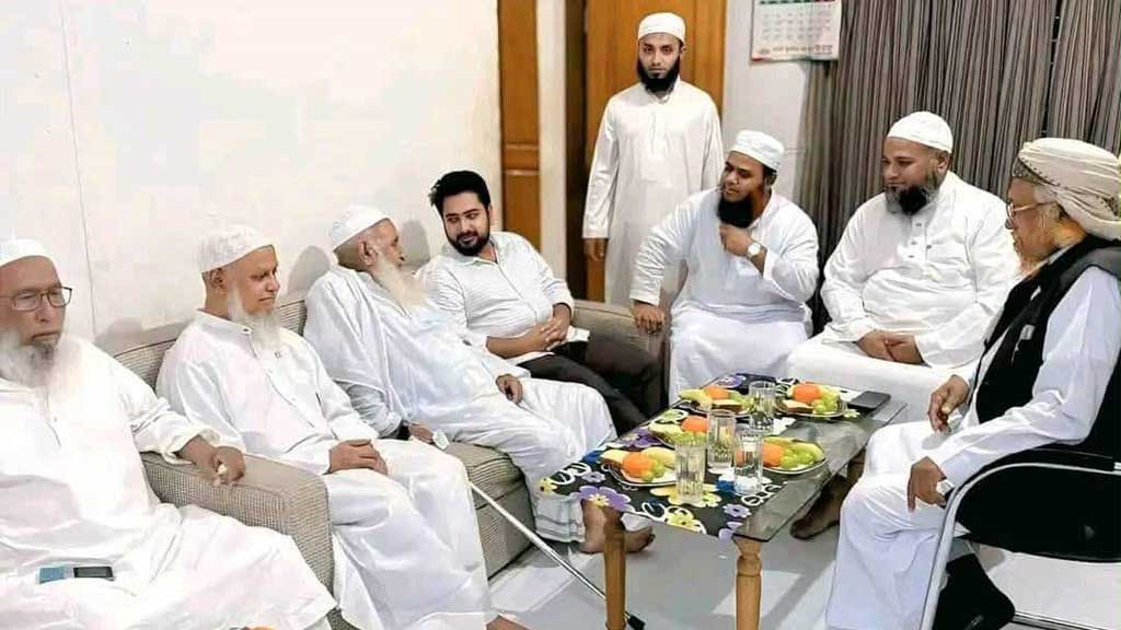 হেফাজতের আমিরের সঙ্গে এনসিপি আহ্বায়কের বৈঠক হেফাজতের আমিরের সঙ্গে এনসিপি আহ্বায়কের বৈঠক