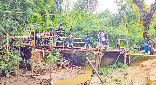 ঝুঁকি নিয়ে পারাপার