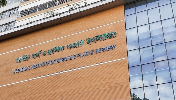 যাত্রাবাড়ীতে এসি বিস্ফোরণে একই পরিবারের ৪ জন দগ্ধ যাত্রাবাড়ীতে এসি বিস্ফোরণে একই পরিবারের ৪ জন দগ্ধ