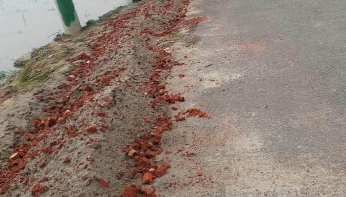 সিরাজগঞ্জে সড়ক নির্মাণে নিম্নমানের খোয়া, পরে অপসারণ সিরাজগঞ্জে সড়ক নির্মাণে নিম্নমানের খোয়া, পরে অপসারণ