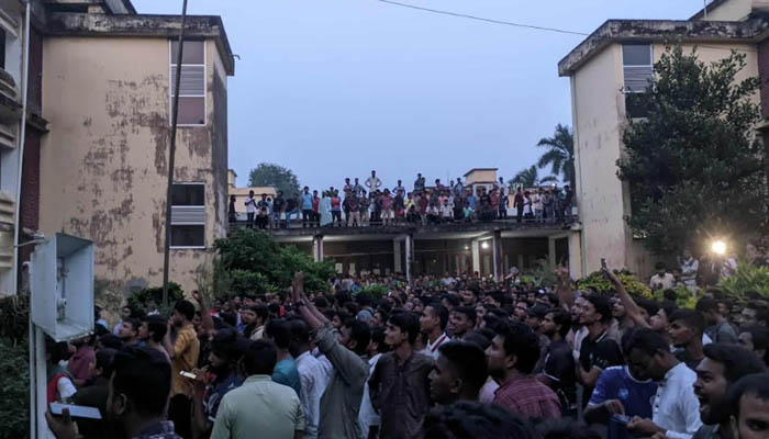 রাবিতে প্রশাসন-আন্দোলনকারীদের মধ্যে হাতাহাতি রাবিতে প্রশাসন-আন্দোলনকারীদের মধ্যে হাতাহাতি