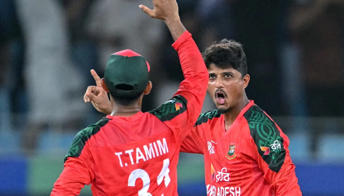 শ্রীলঙ্কার দেয়া ১৬৯ রানের লক্ষ্যে ব্যাট করছে বাংলাদেশ শ্রীলঙ্কার দেয়া ১৬৯ রানের লক্ষ্যে ব্যাট করছে বাংলাদেশ