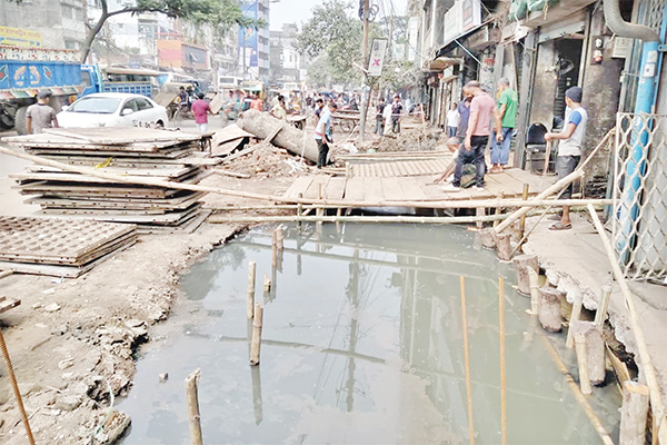 সড়কের ড্রেনেজ লাইন সংস্কার কাজের ধীরগতি সড়কের ড্রেনেজ লাইন সংস্কার কাজের ধীরগতি