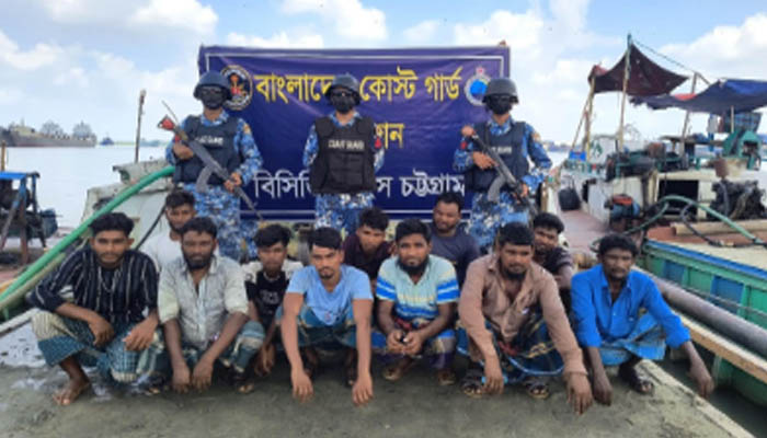 চট্টগ্রামে পাঁচ ড্রেজার বাল্কহেডসহ আটক ১৬ চট্টগ্রামে পাঁচ ড্রেজার বাল্কহেডসহ আটক ১৬