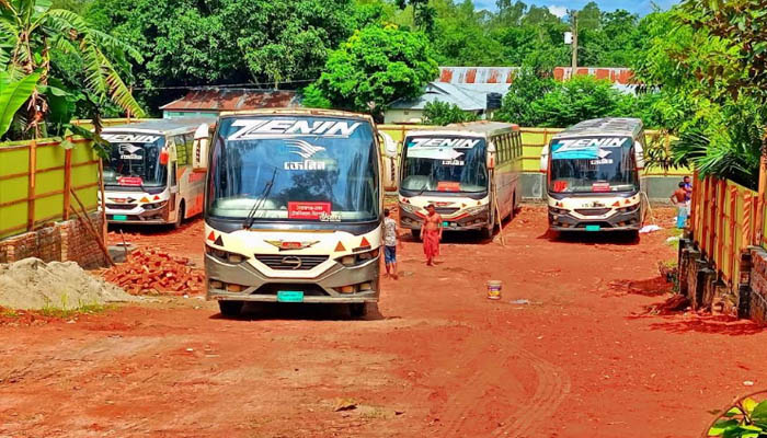 সিরাজগঞ্জে সরকারি জায়গায় পার্কিং গ্যারেজ, ক্ষুব্ধ এলাকাবাসী