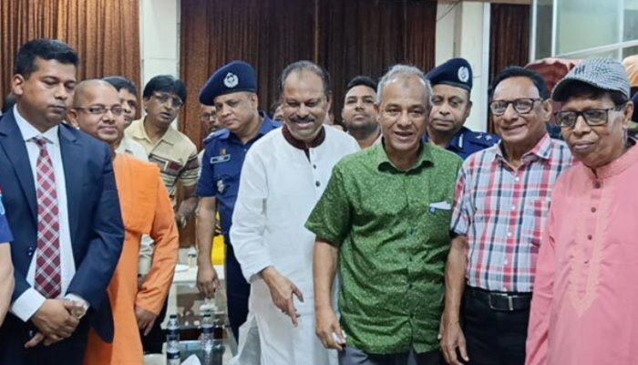 এবারের পূজা অনেক উৎসবমুখর হবে: স্বরাষ্ট্র উপদেষ্টা এবারের পূজা অনেক উৎসবমুখর হবে: স্বরাষ্ট্র উপদেষ্টা