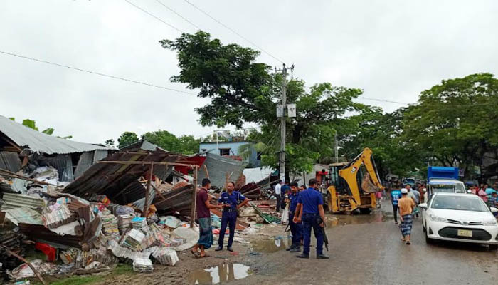 কচুয়ায় সড়কের পাশের শতাধিক অবৈধ স্থাপনা উচ্ছেদ কচুয়ায় সড়কের পাশের শতাধিক অবৈধ স্থাপনা উচ্ছেদ