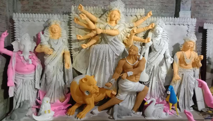 পুঠিয়ায় দুর্গাপূজা: প্রতিমা তৈরিতে ব্যস্ত সময় পার করছেন শিল্পীরা পুঠিয়ায় দুর্গাপূজা: প্রতিমা তৈরিতে ব্যস্ত সময় পার করছেন শিল্পীরা