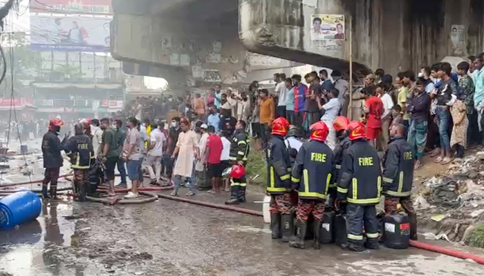 টঙ্গীতে গুদামে আগুন: দগ্ধ ৩ ফায়ার ফাইটারের অবস্থা গুরুতর টঙ্গীতে গুদামে আগুন: দগ্ধ ৩ ফায়ার ফাইটারের অবস্থা গুরুতর