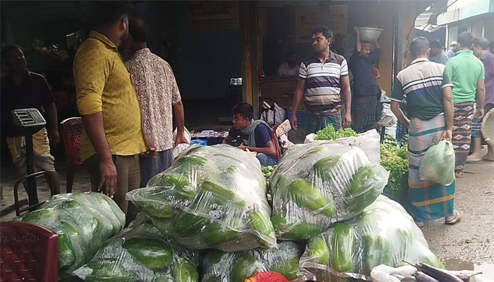 রাজবাড়ীতে সবজির বাজারে আগুন, নাভিশ্বাস ক্রেতাদের রাজবাড়ীতে সবজির বাজারে আগুন, নাভিশ্বাস ক্রেতাদের
