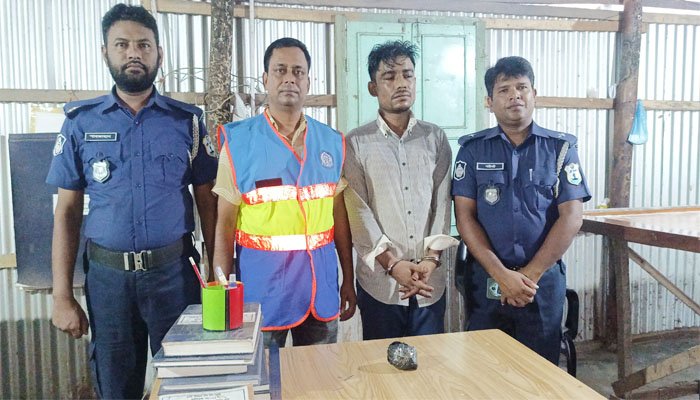 চাঁদপুর লঞ্চঘাটে দেড় হাজার পিস ইয়াবাসহ রোহিঙ্গা গ্রেপ্তার চাঁদপুর লঞ্চঘাটে দেড় হাজার পিস ইয়াবাসহ রোহিঙ্গা গ্রেপ্তার