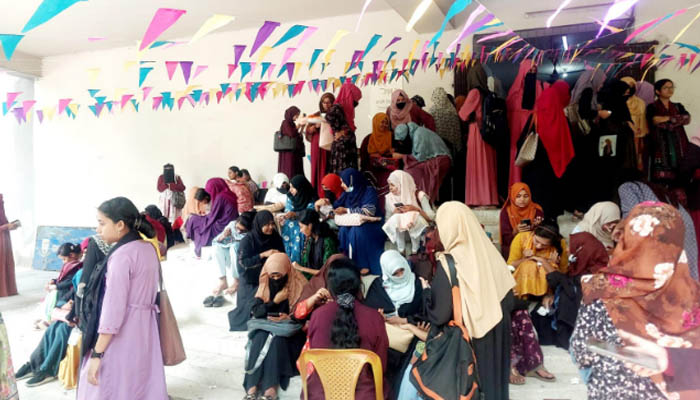 জবিতে ছাত্রীসংস্থার আয়োজনে ‘মেহেদী উৎসব’