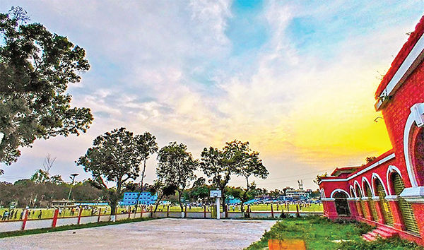 নীলফামারী শহরের ঐতিহ্যবাহী বড় মাঠ নীলফামারী শহরের ঐতিহ্যবাহী বড় মাঠ