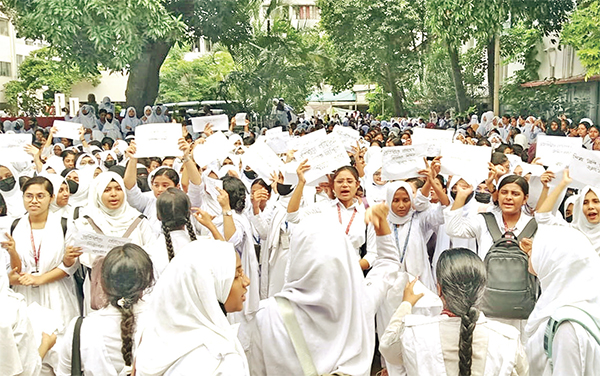 সরকারি মহিলা কলেজের উচ্চমাধ্যমিক শিক্ষার্থীরা কলেজ ক্যাম্পাসে অবস্থান কর্মসূচি পালন করেন