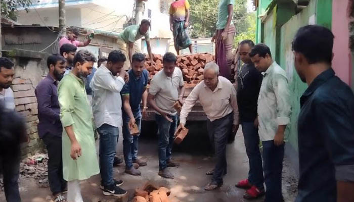 মানিকগঞ্জে দুর্গাপূজা উপলক্ষ্যে ছাত্রদলের রাস্তা মেরামত মানিকগঞ্জে দুর্গাপূজা উপলক্ষ্যে ছাত্রদলের রাস্তা মেরামত