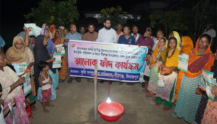 বীরগঞ্জে কৃষি বিভাগের উদ্যোগে ক্ষতিকর পোকা দমনে ফাঁদ