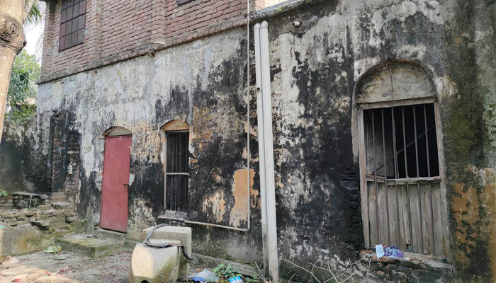 চুয়াডাঙ্গার কাশিপুর জমিদার বাড়ি ধ্বংসের পথে চুয়াডাঙ্গার কাশিপুর জমিদার বাড়ি ধ্বংসের পথে