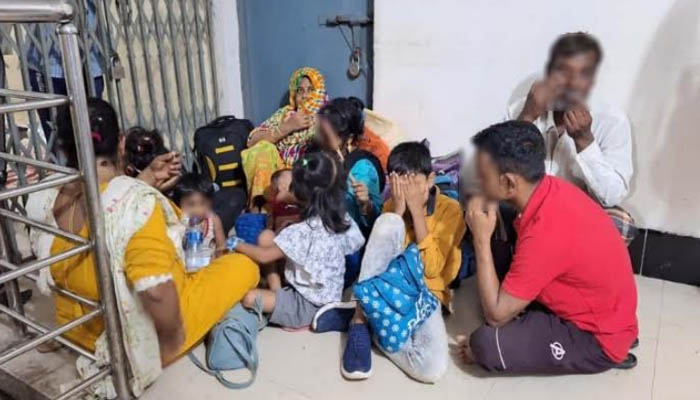 সীমান্ত অতিক্রমের সময় ১০ বাংলাদেশি আটক, বিজিবির কাছে হস্তান্তর সীমান্ত অতিক্রমের সময় ১০ বাংলাদেশি আটক, বিজিবির কাছে হস্তান্তর