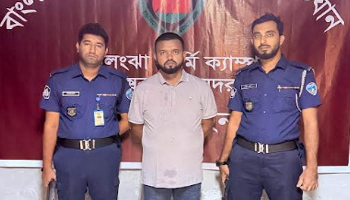 কক্সবাজারে ভুয়া সেনা কর্মকর্তা পরিচয়ে প্রতারণা, আটক ১ কক্সবাজারে ভুয়া সেনা কর্মকর্তা পরিচয়ে প্রতারণা, আটক ১