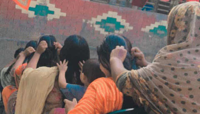 হারিয়ে যাচ্ছে গ্রামে দলবেঁধে উকুন ধরার দৃশ্য হারিয়ে যাচ্ছে গ্রামে দলবেঁধে উকুন ধরার দৃশ্য