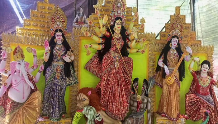 বোয়ালমারীতে মন্দিরে মন্দিরে প্রতিমা তৈরিতে ব্যস্ত শিল্পীরা বোয়ালমারীতে মন্দিরে মন্দিরে প্রতিমা তৈরিতে ব্যস্ত শিল্পীরা