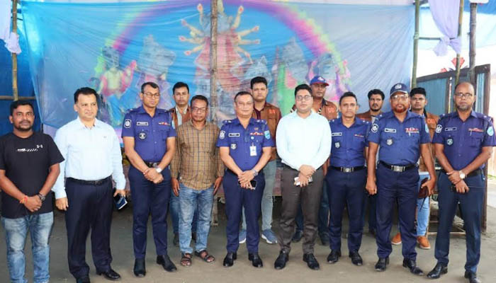 ‘মুন্সীগঞ্জে মন্দিরের নিরাপত্তায় দিনরাত কাজ করে যাচ্ছে পুলিশ’ ‘মুন্সীগঞ্জে মন্দিরের নিরাপত্তায় দিনরাত কাজ করে যাচ্ছে পুলিশ’