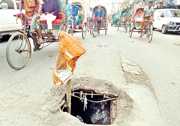 সড়কে মরণ ফাঁদ