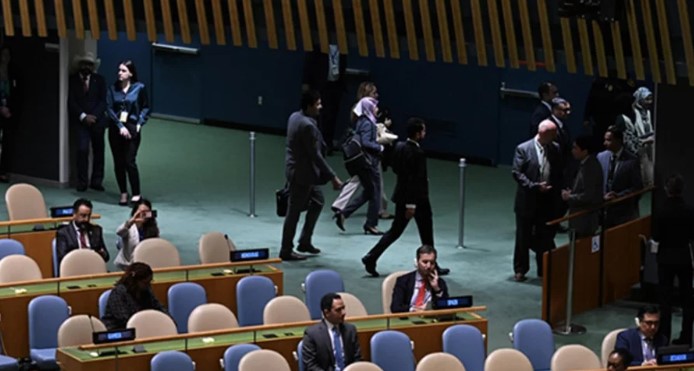 জাতিসংঘ মঞ্চে নেতানিয়াহু উঠতেই কেন ওয়াকআউট করলেন বিশ্বনেতারা জাতিসংঘ মঞ্চে নেতানিয়াহু উঠতেই কেন ওয়াকআউট করলেন বিশ্বনেতারা