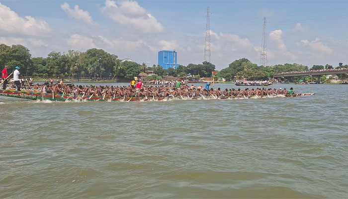 সিরাজগঞ্জের বড়াল নদীতে জাতীয় নৌকা বাইচ প্রতিযোগিতা অনুষ্ঠিত সিরাজগঞ্জের বড়াল নদীতে জাতীয় নৌকা বাইচ প্রতিযোগিতা অনুষ্ঠিত