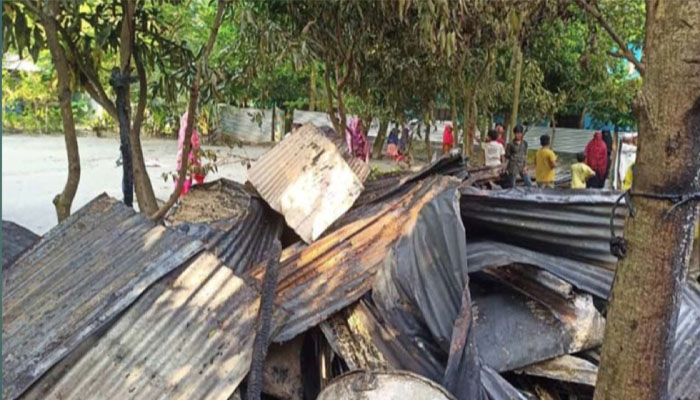 হাজীগঞ্জে গভীর রাতে ৬টি বসতঘর আগুনে পুড়ে ভষ্মীভূত হাজীগঞ্জে গভীর রাতে ৬টি বসতঘর আগুনে পুড়ে ভষ্মীভূত