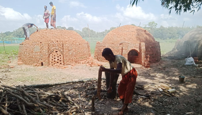 জীবননগরে পরিবেশ অধিদপ্তরের অনুমোদন ছাড়াই তৈরি হচ্ছে কয়লা জীবননগরে পরিবেশ অধিদপ্তরের অনুমোদন ছাড়াই তৈরি হচ্ছে কয়লা