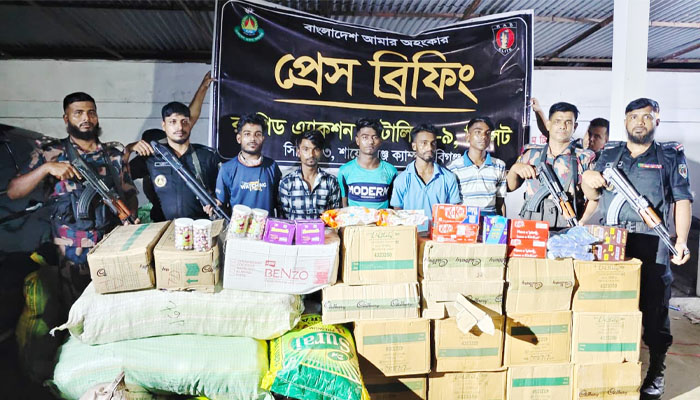 পিকআপে লাকড়ির নিচ থেকে জিরাসহ ভারতীয় পণ্য জব্দ পিকআপে লাকড়ির নিচ থেকে জিরাসহ ভারতীয় পণ্য জব্দ