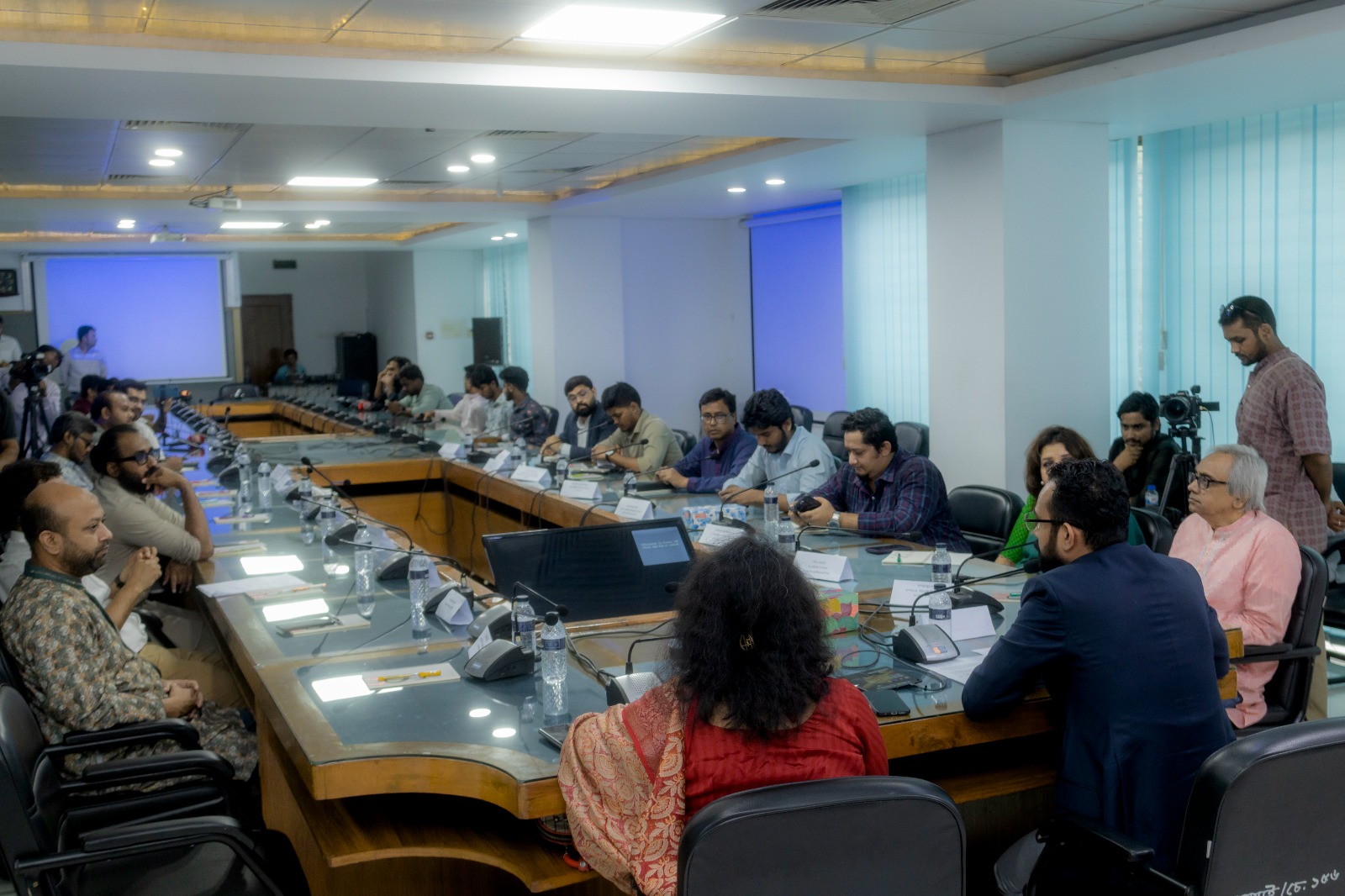 ‘সন্ধিক্ষণে বাংলাদেশ: রাজনীতি, নীতি ও আদর্শিক ভাবনা’ শীর্ষক গোলটেবিল বৈঠক ‘সন্ধিক্ষণে বাংলাদেশ: রাজনীতি, নীতি ও আদর্শিক ভাবনা’ শীর্ষক গোলটেবিল বৈঠক