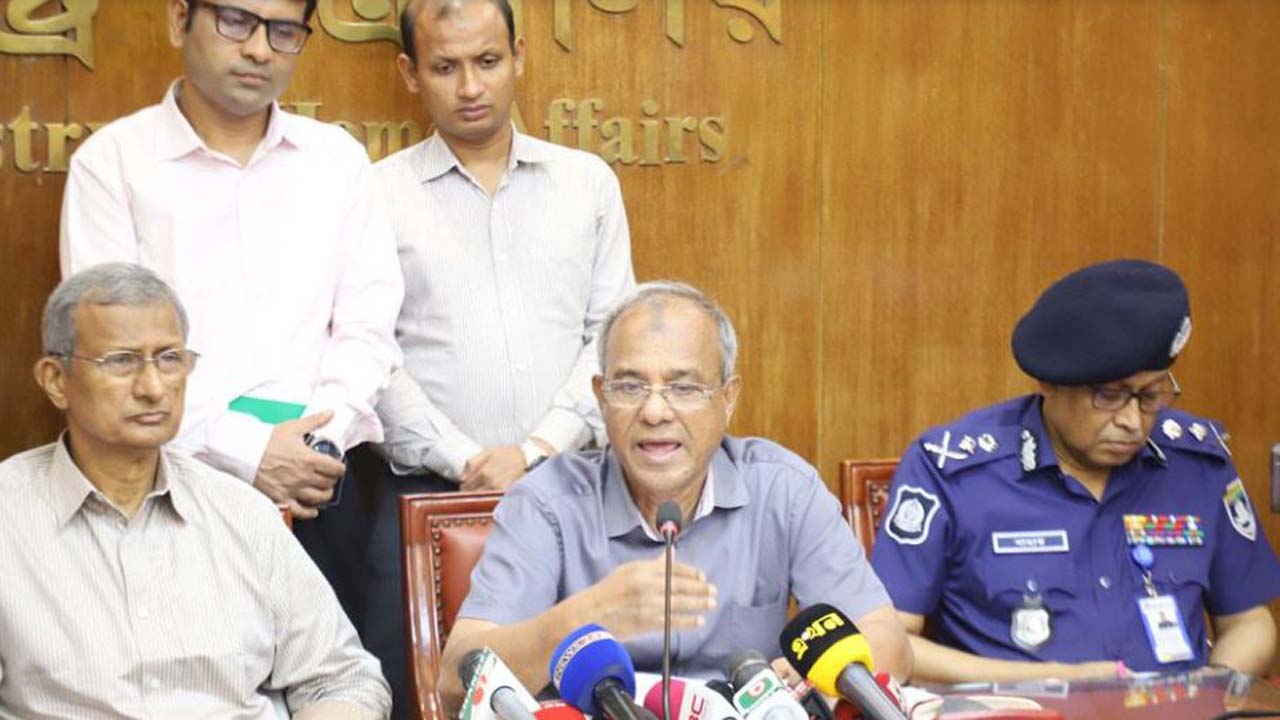 প্রতিবেশী দেশ ও ফ্যাসিস্টের সহযোগীরা গুজব সৃষ্টির চেষ্টা করবে : স্বরাষ্ট্র উপদেষ্টা প্রতিবেশী দেশ ও ফ্যাসিস্টের সহযোগীরা গুজব সৃষ্টির চেষ্টা করবে : স্বরাষ্ট্র উপদেষ্টা