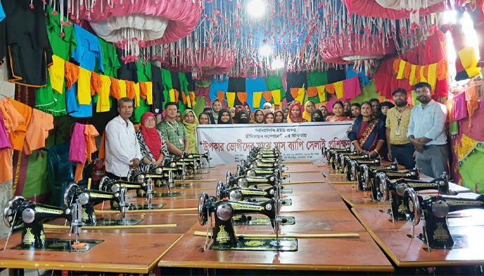 রংপুরে মাসব্যাপী প্রশিক্ষণ শেষে সেলাই মেশিন বিতরণ