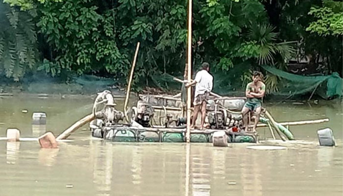 কৃষি জমি নষ্ট করে ড্রেজার দিয়ে বালু উত্তোলন ও বিক্রি কৃষি জমি নষ্ট করে ড্রেজার দিয়ে বালু উত্তোলন ও বিক্রি