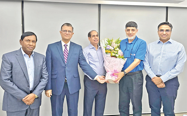 মিডল্যান্ড ব্যাংক সম্মানিত চেয়ারম্যানকে বর্ষসেরা ব্যবসায়ীর পুরস্কারে ভূষিত করেছে মিডল্যান্ড ব্যাংক সম্মানিত চেয়ারম্যানকে বর্ষসেরা ব্যবসায়ীর পুরস্কারে ভূষিত করেছে