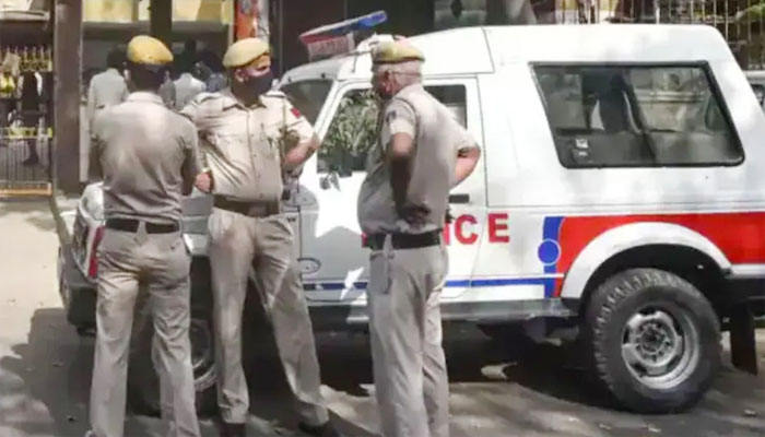 নয়াদিল্লির ৩ শতাধিক স্কুলে বোমা হামলার হুমকি নয়াদিল্লির ৩ শতাধিক স্কুলে বোমা হামলার হুমকি