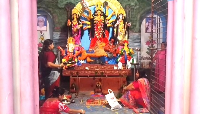 আজ মহাসপ্তমী; পূজামণ্ডপে দেবী আরাধনায় ব্যস্ত ভক্তরা