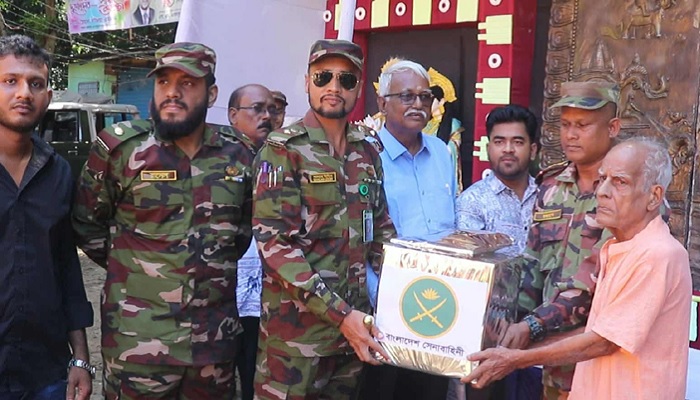 বোয়ালখালীতে দুর্গাপূজা উপলক্ষে সেনাবাহিনীর উপহার বিতরণ বোয়ালখালীতে দুর্গাপূজা উপলক্ষে সেনাবাহিনীর উপহার বিতরণ