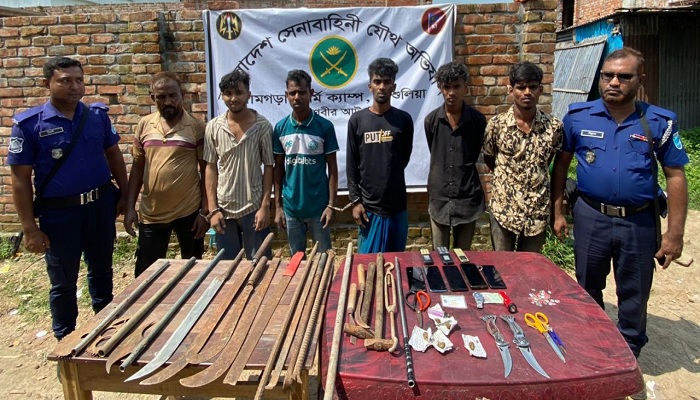 আশুলিয়ায় সেনাবাহিনীর অভিযানে অস্ত্রসহ গ্রেপ্তার ৬ আশুলিয়ায় সেনাবাহিনীর অভিযানে অস্ত্রসহ গ্রেপ্তার ৬