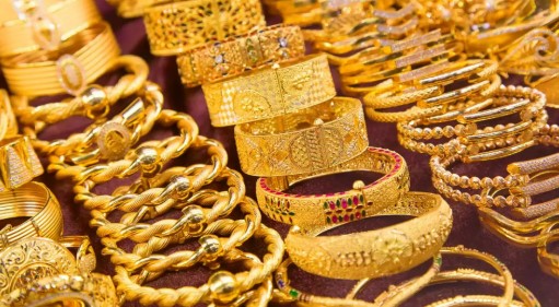 সব রেকর্ড ভেঙে সর্বোচ্চ দামে স্বর্ণ সব রেকর্ড ভেঙে সর্বোচ্চ দামে স্বর্ণ