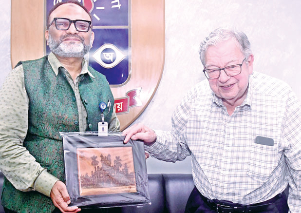 ঢাবি উপাচার্যের সঙ্গে অক্সফোর্ড বিশ্ববিদ্যালয়ের ইমেরিটাস অধ্যাপকের সাক্ষাৎ