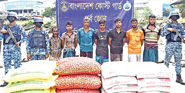 কোস্ট গার্ডের অভিযানে আটক সাত পণ্য পাচারকারী