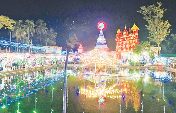 মণ্ডপের চারপাশে আলোকসজ্জা